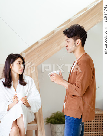 一對一歲的亞洲夫婦或家中的情人,寫了一本自己的書。 一對一歲的亞洲夫婦或家中的情人,寫了一本自己的書。 81684742