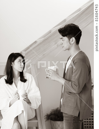 一對一歲的亞洲夫婦或家中的情人，寫了一本自己的書。 81684743