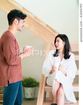 A year old Asia couple, or a lover at home, wrote a book of his own. A year old Asia couple, or a lover at home, wrote a book of his own. 81684765