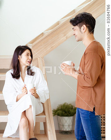 一對一歲的亞洲夫婦或家中的情人,寫了一本自己的書。 一對一歲的亞洲夫婦或家中的情人,寫了一本自己的書。 81684766