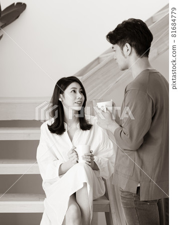 一對一歲的亞洲夫婦或家中的情人,寫了一本自己的書。 一對一歲的亞洲夫婦或家中的情人,寫了一本自己的書。 81684779