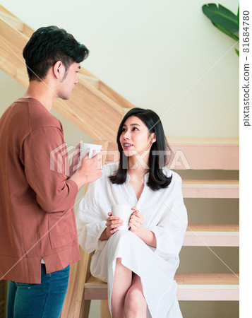 A year old Asia couple, or a lover at home, wrote a book of his own. A year old Asia couple, or a lover at home, wrote a book of his own. 81684780