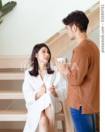 一對一歲的亞洲夫婦或家中的情人，寫了一本自己的書。 81684781