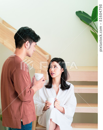 A year old Asia couple, or a lover at home, wrote a book of his own. A year old Asia couple, or a lover at home, wrote a book of his own. 81684798