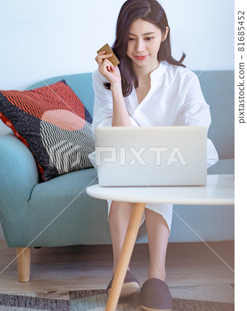 In 2015, a female layman's handwriting book electronically available for purchase on the Internet, and a credit card used in normal condition. In 2015, a female layman's handwriting book electronically available for purchase on the Internet, and a credit card used in normal condition. 81685452