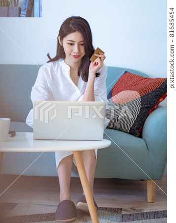 In 2015, a female layman's handwriting book electronically available for purchase on the Internet, and a credit card used in normal condition. In 2015, a female layman's handwriting book electronically available for purchase on the Internet, and a credit card used in normal condition. 81685454