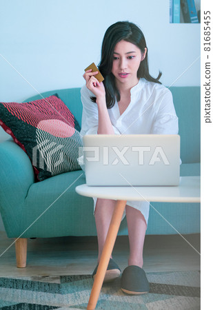 2015年，一本女性外行人手寫書可以在網路上以電子方式購買，並有一張正常使用的信用卡。 81685455