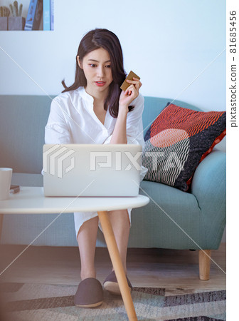 In 2015, a female layman's handwriting book electronically available for purchase on the Internet, and a credit card used in normal condition. 81685456