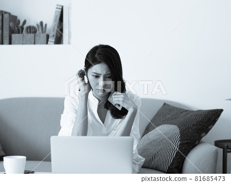 In 2015, a female layman's handwriting book electronically available for purchase on the Internet, and a credit card used in normal condition. 81685473