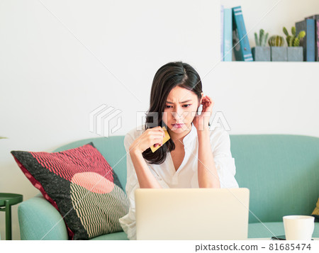 In 2015, a female layman's handwriting book electronically available for purchase on the Internet, and a credit card used in normal condition. 81685474