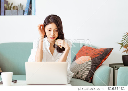 In 2015, a female layman's handwriting book electronically available for purchase on the Internet, and a credit card used in normal condition. In 2015, a female layman's handwriting book electronically available for purchase on the Internet, and a credit card used in normal condition. 81685481
