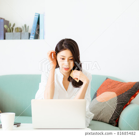 In 2015, a female layman's handwriting book electronically available for purchase on the Internet, and a credit card used in normal condition. In 2015, a female layman's handwriting book electronically available for purchase on the Internet, and a credit card used in normal condition. 81685482