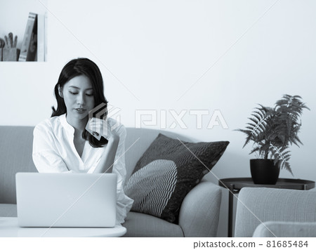 2015年,一本女性外行人手寫書可以在網路上以電子方式購買,並有一張正常使用的信用卡。 2015年,一本女性外行人手寫書可以在網路上以電子方式購買,並有一張正常使用的信用卡。 81685484