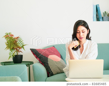 2015年,一本女性外行人手寫書可以在網路上以電子方式購買,並有一張正常使用的信用卡。 2015年,一本女性外行人手寫書可以在網路上以電子方式購買,並有一張正常使用的信用卡。 81685485