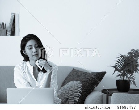 2015年,一本女性外行人手寫書可以在網路上以電子方式購買,並有一張正常使用的信用卡。 2015年,一本女性外行人手寫書可以在網路上以電子方式購買,並有一張正常使用的信用卡。 81685488