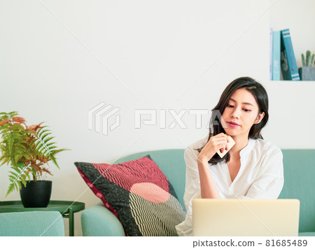 2015年，一本女性外行人手寫書可以在網路上以電子方式購買，並有一張正常使用的信用卡。 81685489