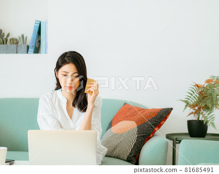 In 2015, a female layman's handwriting book electronically available for purchase on the Internet, and a credit card used in normal condition. In 2015, a female layman's handwriting book electronically available for purchase on the Internet, and a credit card used in normal condition. 81685491