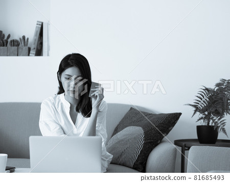 In 2015, a female layman's handwriting book electronically available for purchase on the Internet, and a credit card used in normal condition. In 2015, a female layman's handwriting book electronically available for purchase on the Internet, and a credit card used in normal condition. 81685493