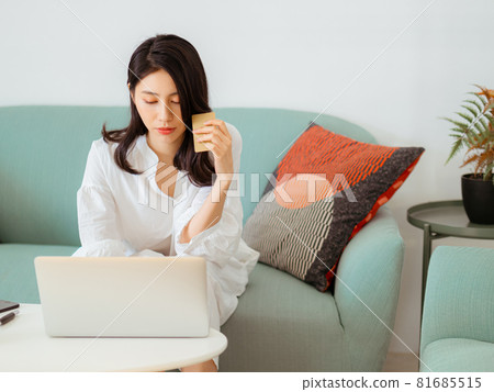 2015年,一本女性外行人手寫書可以在網路上以電子方式購買,並有一張正常使用的信用卡。 2015年,一本女性外行人手寫書可以在網路上以電子方式購買,並有一張正常使用的信用卡。 81685515
