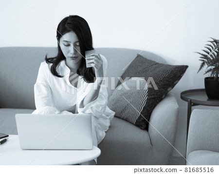 In 2015, a female layman's handwriting book electronically available for purchase on the Internet, and a credit card used in normal condition. In 2015, a female layman's handwriting book electronically available for purchase on the Internet, and a credit card used in normal condition. 81685516