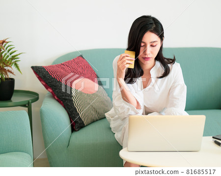 2015年，一本女性外行人手寫書可以在網路上以電子方式購買，並有一張正常使用的信用卡。 81685517