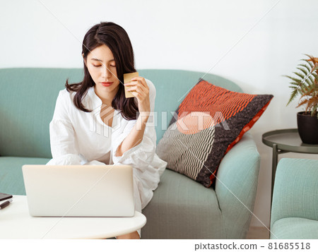 2015年,一本女性外行人手寫書可以在網路上以電子方式購買,並有一張正常使用的信用卡。 2015年,一本女性外行人手寫書可以在網路上以電子方式購買,並有一張正常使用的信用卡。 81685518