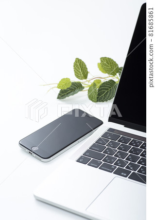 Computer and smartphone 81685861