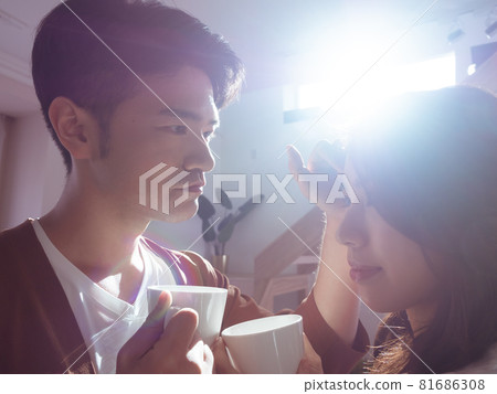 2015年，一位身為亞洲後裔的亞洲女性和一位亞洲男性合寫了一本由一位生活在亞洲並享受外行人生活的女性所寫的書。 81686308