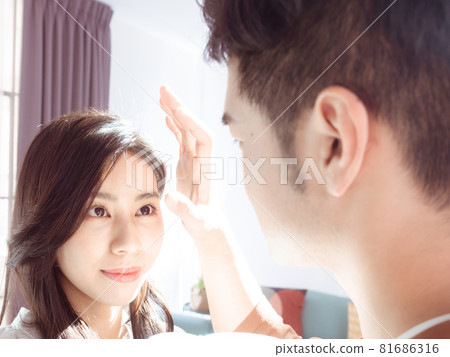 2015年，一位身為亞洲後裔的亞洲女性和一位亞洲男性合寫了一本由一位生活在亞洲並享受外行人生活的女性所寫的書。 81686316