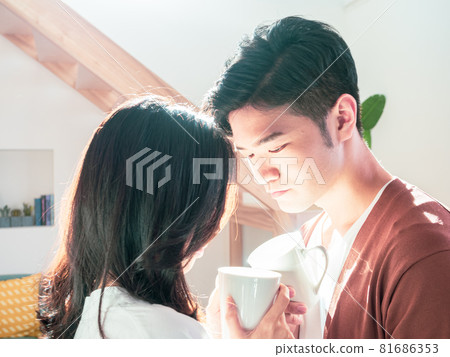 2015年，一位身為亞洲後裔的亞洲女性和一位亞洲男性合寫了一本由一位生活在亞洲並享受外行人生活的女性所寫的書。 81686353