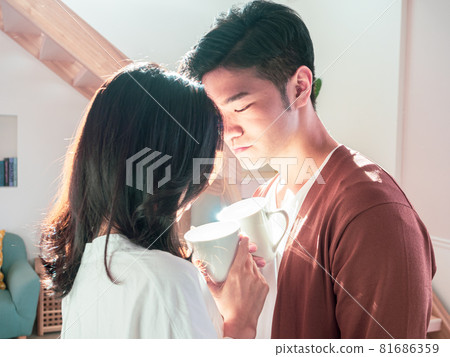 2015年，一位身為亞洲後裔的亞洲女性和一位亞洲男性合寫了一本由一位生活在亞洲並享受外行人生活的女性所寫的書。 81686359