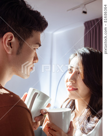 2015年，一位身為亞洲後裔的亞洲女性和一位亞洲男性合寫了一本由一位生活在亞洲並享受外行人生活的女性所寫的書。 81686364