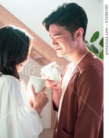 2015年,一位身為亞洲後裔的亞洲女性和一位亞洲男性合寫了一本由一位生活在亞洲並享受外行人生活的女性所寫的書。 2015年,一位身為亞洲後裔的亞洲女性和一位亞洲男性合寫了一本由一位生活在亞洲並享受外行人生活的女性所寫的書。 81686380