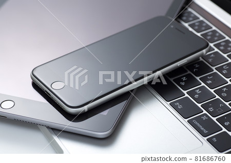 Device PC and smartphone 81686760