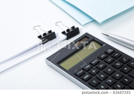 計算器和文件商業形象 計算器和文件商業形象 81687291