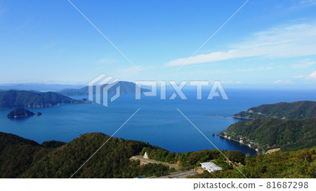 A spectacular view of Wakasa Bay from the Mikata Five Lakes Rainbow Line Summit Park / Wakasa Town, Mikata-Kaminaka District, Fukui Prefecture 81687298