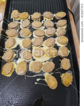 Donggrangttang, preparing holiday food 81687353