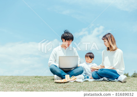 Daddy and family, family, baby using a computer Daddy and family, family, baby using a computer 81689032
