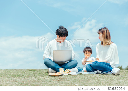 爸爸和家人，家人，嬰兒使用電腦 81689034