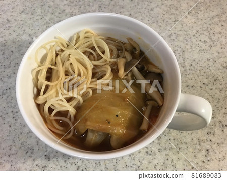 義大利麵和高麗菜湯 81689083
