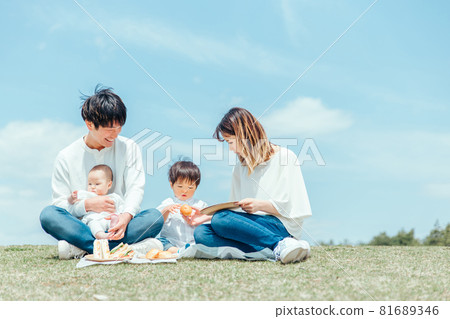 Family / family having a picnic (4 people) 81689346