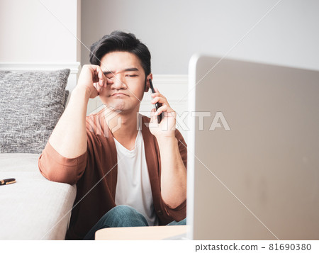 In Asia, many people are exhausted, and their intelligent hands are in use. In Asia, many people are exhausted, and their intelligent hands are in use. 81690380