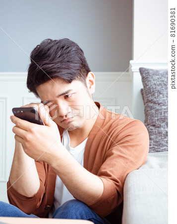 In Asia, many people are exhausted, and their intelligent hands are in use. In Asia, many people are exhausted, and their intelligent hands are in use. 81690381