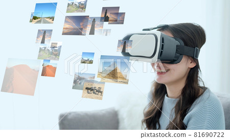 一位女士在 VR 中享受旅行 81690722