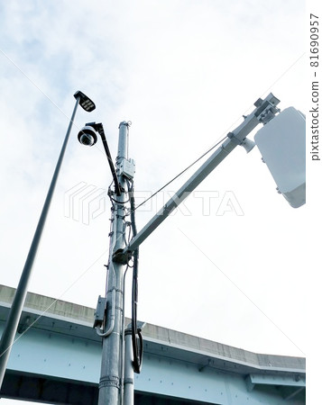 附安全攝影機的行人交通燈 附安全攝影機的行人交通燈 81690957