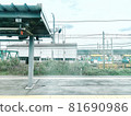 A rural station's conventional railway platform 81690986