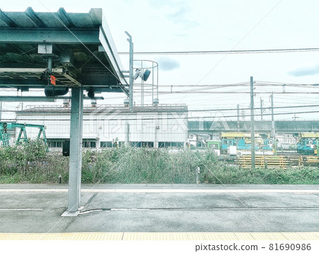 A rural station's conventional railway platform 81690986