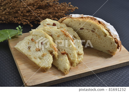 切開剛烤好的新鮮歐式麵包 81691232