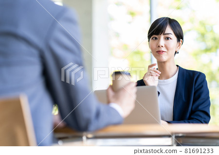 在咖啡館開會的商務人士 在咖啡館開會的商務人士 81691233