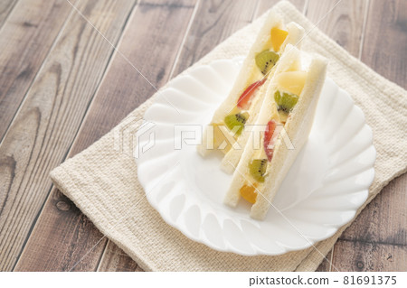 Fruit sandwich  81691375
